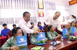 Thăm, tặng quà người yếu thế, chăm sóc mắt cho cựu chiến binh