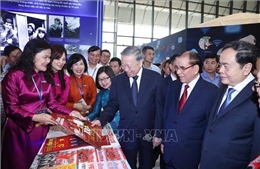 Tổng Bí thư Tô Lâm tham quan các gian trưng bày tại Hội báo toàn quốc 2025