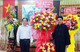 Lãnh đạo tỉnh Vĩnh Long thăm, chúc mừng nhân Đại lễ Phật giáo Hòa Hảo 2025