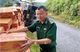 Xe tải chở hàng cứu trợ bị lật giữa dốc núi ở Nghệ An