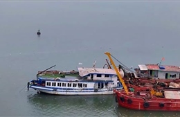 Vụ lật tàu trên vịnh Hạ Long: Tìm thấy 35 thi thể, 4 người vẫn mất tích, 10 người sống sót
