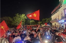 Người dân Thủ đô đổ ra đường ăn mừng Việt Nam vô địch U23 Đông Nam Á