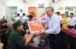 Phó Thủ tướng Thường trực Nguyễn Hòa Bình thăm, tặng quà người có công tại Thanh Hóa