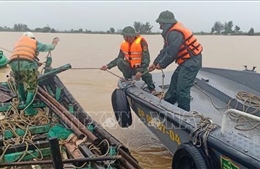 Cứu hộ kịp thời 2 bè mảng bị chết máy trên đường tránh trú bão số 3