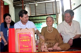 Các đoàn công tác Trung ương thăm, tặng quà các gia đình chính sách ở tỉnh Vĩnh Long