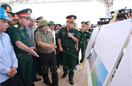 Thủ tướng kiểm tra tiến độ thi công cầu Phong Châu, Phú Thọ