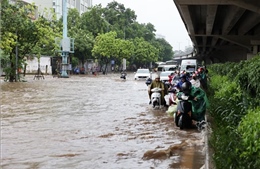 Công an Hà Nội túc trực tại các &#39;điểm nóng&#39; ngập lụt hỗ trợ người dân
