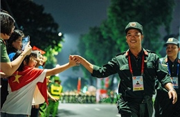 Người dân &#39;tiếp sức&#39; cho các khối diễu binh, diễu hành Sơ duyệt A80