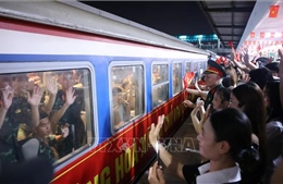 Người dân Thủ đô lưu luyến tiễn các chiến sĩ A80 trở về đơn vị