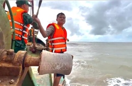 Cà Mau: Kịp thời cứu vớt hai thuyền viên gặp nạn trên biển