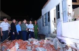 Thủ tướng thăm, động viên nhân dân bị ảnh hưởng bão số 10 tại Ninh Bình