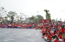 Người dân Nghệ An sống trọn từng khoảnh khắc diễu binh qua màn hình số