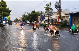 Triều cường ở Cần Thơ vượt báo động 3, mưa to khiến giao thông khó khăn