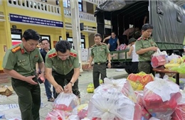 Bộ Công an gửi 30 tấn hàng hóa tiếp sức người dân vùng ngập lụt Huế