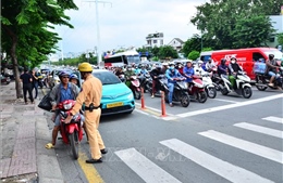 Tuyên truyền quy định về dừng, đỗ phương tiện trên vạch mắt võng tại các giao lộ