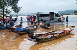 Hàng trăm trang thiết bị cứu sinh đã vận chuyển vào &#39;rốn lũ&#39; tại Huế và Đà Nẵng 