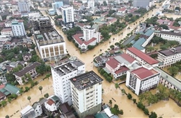 Trung tâm thành phố Huế vẫn ngập trong biển nước