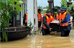 Khẩn trương ứng cứu, đưa người dân Đà Nẵng ở khu vực ngập sâu đến nơi an toàn