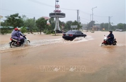 Nhiều tuyến đường tại Quảng Trị bị ngập, ách tắc do mưa lớn