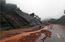 Huế: Sạt lở nghiêm trọng trên nhiều tuyến đường giao thông miền núi