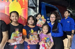 Chiếc xe lưu động mang niềm vui Trăng rằm đến với con em người lao động