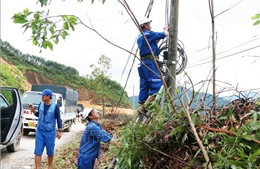 Tổng lực vào cuộc khôi phục cấp điện nhanh, an toàn nhất cho người dân vùng lũ
