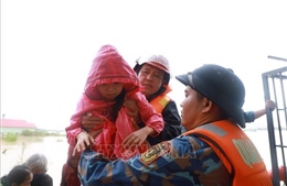 Ấm áp tình người trong cơn lũ dữ