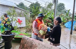 Chung tay hỗ trợ người dân Huế khắc phục hậu quả mưa lũ