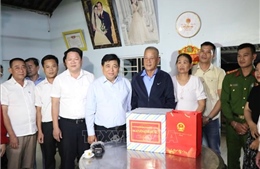 Phó Thủ tướng Nguyễn Chí Dũng thăm và tặng quà các hộ dân bị ảnh hưởng mưa lũ tại Huế