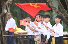 Con em người gốc Việt tại Campuchia hân hoan đón chào năm học mới