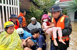 Chi đội Kiểm ngư số 4 hỗ trợ Khánh Hòa ứng phó mưa lũ