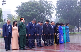 Lãnh đạo thành phố Hà Nội dâng hoa kỷ niệm 108 năm Cách mạng Tháng Mười Nga