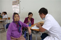 Hỗ trợ khám bệnh, phát thuốc miễn phí cho người dân vùng lũ