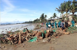 Hàng chục nghìn cán bộ, chiến sĩ hỗ trợ nhân dân khắc phục hậu quả mưa bão