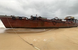 Tàu hàng chứa 2.000 lít dầu bị sóng đánh tấp vào bờ, mắc cạn trên cát