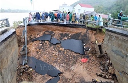 Sập mố cầu Lò Gốm do nước lũ