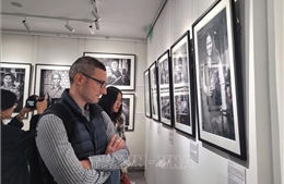 Triển lãm ảnh tái hiện hơn ba thập kỷ đổi thay của Việt Nam