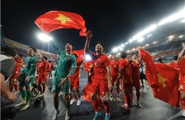 Các cầu thủ U22 Việt Nam hân hoan chia vui với người hâm mộ