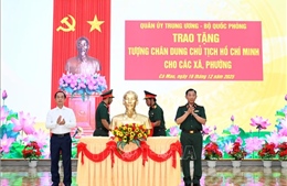 Tặng món quà ý nghĩa cho các xã, phường tại Cà Mau