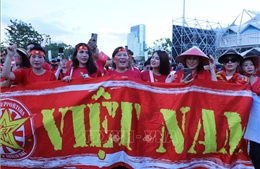 Cổ động viên tràn ngập ngoài sân Rajamangala 'tiếp lửa' cho U22 Việt Nam