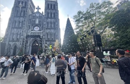 Giáng sinh 2025: Hà Nội rộn ràng trong ánh sáng và sự ấm áp