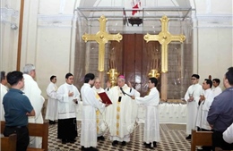 Hoàn thành hai cây Thánh giá của Nhà thờ Đức Bà Sài Gòn