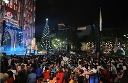 Hà Nội: Người dân đổ về các nhà thờ, khu vui chơi chờ đón đêm Giáng sinh năm 2025