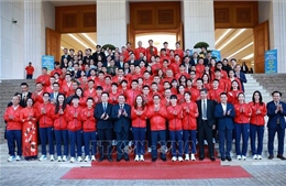 Hai vận động viên vinh dự cầm cờ Đoàn Thể thao Việt Nam tại lễ khai mạc SEA Games 33