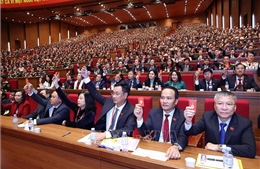 Các đại biểu biểu quyết thông qua danh sách bầu cử Ban Chấp hành Trung ương Đảng khóa XIV