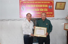 Trao 430 Huy hiệu Đảng tặng đảng viên lão thành