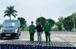 Phát hiện ô tô chở 75 bao tải chứa 300 bình 'khí cười'