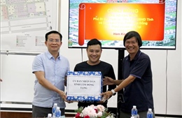 Thăm, tặng quà động viên người lao động trong các khu công nghiệp