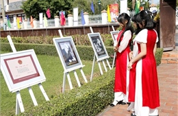 Triển lãm ảnh 'Xuân về dưới mái trường Dục Thanh' thu hút người xem