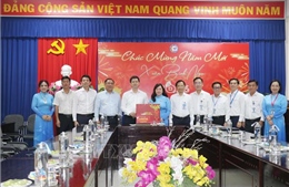 Lãnh đạo Cần Thơ 'xông đất' các doanh nghiệp ngày đầu năm mới